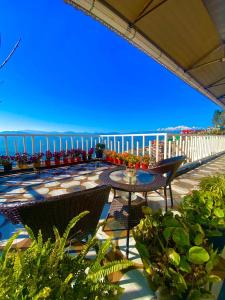 Un patio con una mesa y sillas en un balcón. en Denka's, en Darjeeling