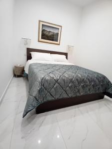 バルレッタにあるIl Don Giovanni Roomの白い部屋の大型ベッド1台 +8枚の写真