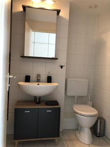 ein Badezimmer mit Waschbecken und Toilette in der Unterkunft Apartment in Herborn mit Balkon & Weitblick ins Grüne in Herborn