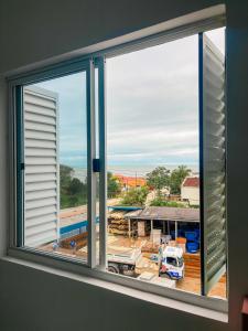 イタポアにあるApto frente pro mar 3 pedraの建物が見える窓 +29枚の写真