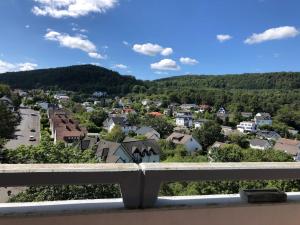 einen Balkon mit Stadtblick in der Unterkunft Apartment in Herborn mit Balkon & Weitblick ins Grüne in Herborn