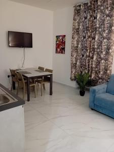 バルレッタにあるIl Don Giovanni Roomのテーブルと青いソファのあるリビングルーム