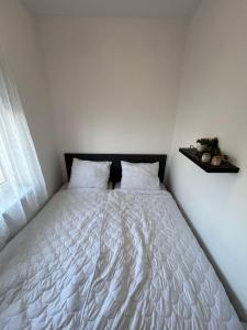 Giường trong phòng chung tại Home & Pool Apartment