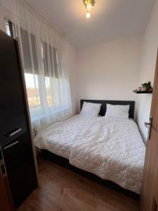 Giường trong phòng chung tại Home & Pool Apartment