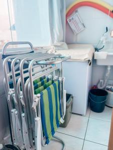 イタポアにあるApto frente pro mar 3 pedraのタオル掛けのある病室