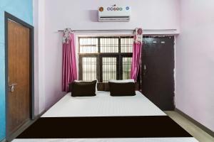 MalhourにあるSPOT ON Gorav Smarkのピンクのカーテンが付いた大きな窓が備わる客室です。