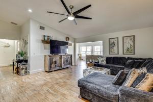 een woonkamer met een bank en een flatscreen-tv bij Waterfront Home on Canal with Private Dock and Kayaks in Crystal River