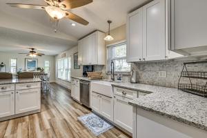 een keuken met witte kasten en een aanrechtblad bij Waterfront Home on Canal with Private Dock and Kayaks in Crystal River