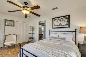 een slaapkamer met een bed en een plafondventilator bij Waterfront Home on Canal with Private Dock and Kayaks in Crystal River