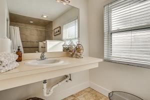 een badkamer met een wastafel en een spiegel bij Waterfront Home on Canal with Private Dock and Kayaks in Crystal River +25 foto's