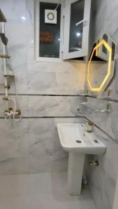 un bagno bianco con lavandino e specchio di Madina plaza a Kabul