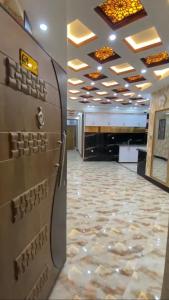 una grande stanza con un grande pavimento piastrellato e una stanza con di Madina plaza a Kabul