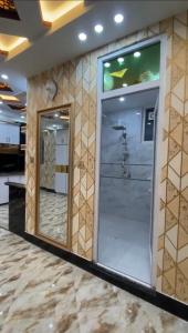 un bagno con doccia e porta a vetri di Madina plaza a Kabul