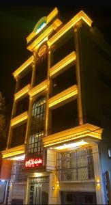 un edificio con un orologio su un lato di Madina plaza a Kabul Altre 10 foto