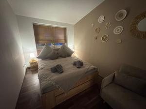 een slaapkamer met een bed met twee handdoeken erop bij BOHO Apartment Soleil in Freilassing