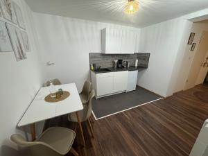 een keuken met een tafel en stoelen in een kamer bij BOHO Apartment Soleil in Freilassing +19 foto's