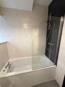 Et badeværelse på Dundee Loft Central 4-bed Penthouse, Comfy Beds