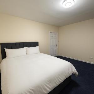 En eller flere senge i et værelse på Dundee Loft Central 4-bed Penthouse, Comfy Beds