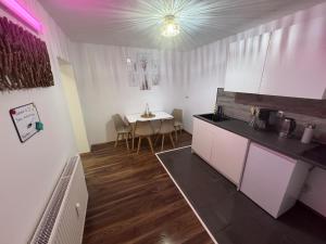 een keuken met een tafel en een eetkamer bij BOHO Apartment Soleil in Freilassing