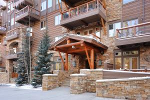 - un bâtiment avec un balcon en bois sur le côté dans l'établissement Timbers & Lone Eagle by Keystone Resort, à Keystone