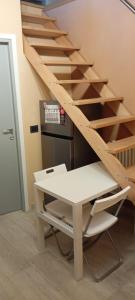 una tromba delle scale con un tavolo bianco e una ringhiera di Loft Mansardato a Catania