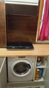 una lavatrice con un computer portatile sopra di Loft Mansardato a Catania Altre 3 foto