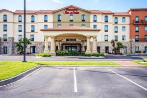 Un hotel con un estacionamiento enfrente. en Hampton Inn & Suites Pensacola/I-10 Pine Forest Road, en Pensacola