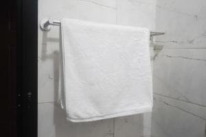 Una toalla blanca colgada en un toallero en un baño. en Villa cosy - Angré soleil 2, en Abiyán 18 fotos más