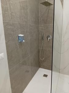 バルレッタにあるIl Don Giovanni Roomのガラスドア付きのシャワー付きのバスルーム