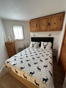 En eller flere senge i et værelse på Grand Panorama T2 aux pieds des télécabines "LE VALLEEN"et L'ALPIN"