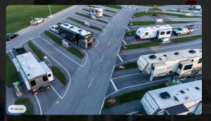 una vista aerea di un parcheggio con camion e rimorchi di Desert Dunes RV a Tucumcari