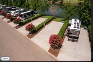 una vista aerea di un parcheggio con un mucchio di camper di Desert Dunes RV a Tucumcari