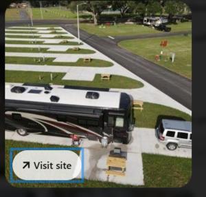 un autobus è parcheggiato in un parcheggio di Desert Dunes RV a Tucumcari