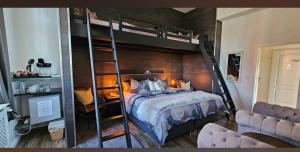 Un dormitorio con una litera con escalera. en Pension Zur Alten Post, en Havelberg