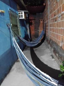 deux hamacs appuyés contre un bâtiment dans l'établissement Casa para temporada, à Ilhéus