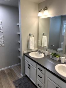 Koupelna v ubytování New Single level home