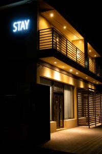 een gebouw met een bordje waarop staat 'Blijf slapen' bij Apart Stay in El Calafate