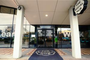 Chứng chỉ, giải thưởng, bảng hiệu hoặc các tài liệu khác trưng bày tại The Social Hub The Hague Extended Stay