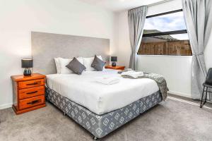 a bedroom with a large bed and a window at Remarkable Cross Road Retreat in Frankton