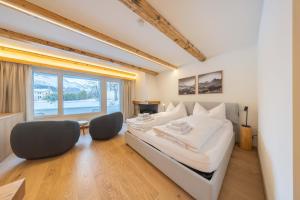 En eller flere senge i et værelse på New Premium Studio with Fireplace, Pool & Sauna + 18 billeder