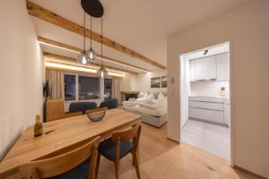 Kuchyň nebo kuchyňský kout v ubytování New Premium Studio with Fireplace, Pool & Sauna