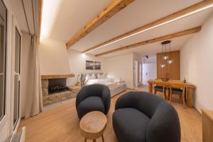 Et opholdsområde på New Premium Studio with Fireplace, Pool & Sauna