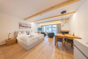 Posezení v ubytování New Exclusive Studio with Fireplace, Pool & Sauna