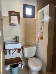 El NaranjoSecret Garden Cottage的一间带马桶和洗手池的小浴室