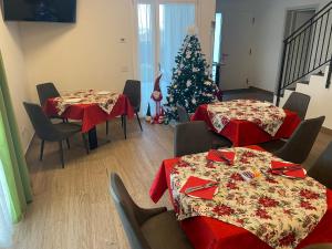 een kamer met twee tafels en een kerstboom bij Il Fiore del lago in Pacengo di Lazise