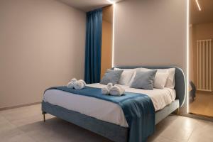 a bedroom with a bed with towels on it at AlexandraDesignSuite -Eleganza a due passi dal centro in Carpi