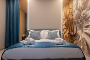 a bedroom with a bed with towels on it at AlexandraDesignSuite -Eleganza vicino al centro in Carpi