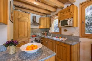 Køkken eller tekøkken på Chalets d'en haut - Zaria - Happy Rentals