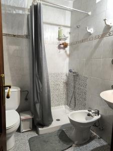 Phòng tắm tại Julia Home, habitaciones en casa de un particular +3 ảnh