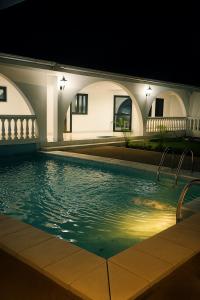 una piscina en una casa por la noche en Villa Eden, en Pointe-Noire